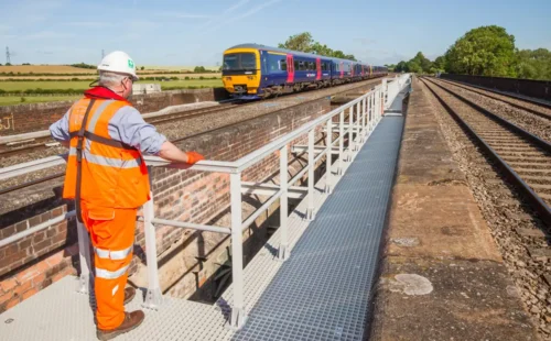 AmcoGiffen worker standing on Dura Grating walkway