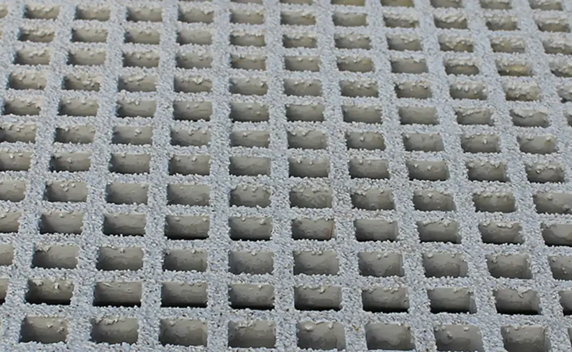 Mini mesh grating in light grey