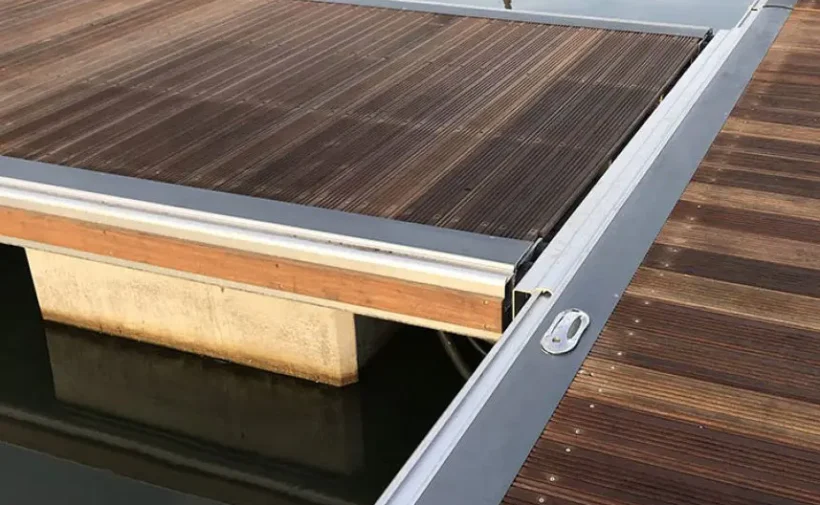 Duct cover on a pontoon